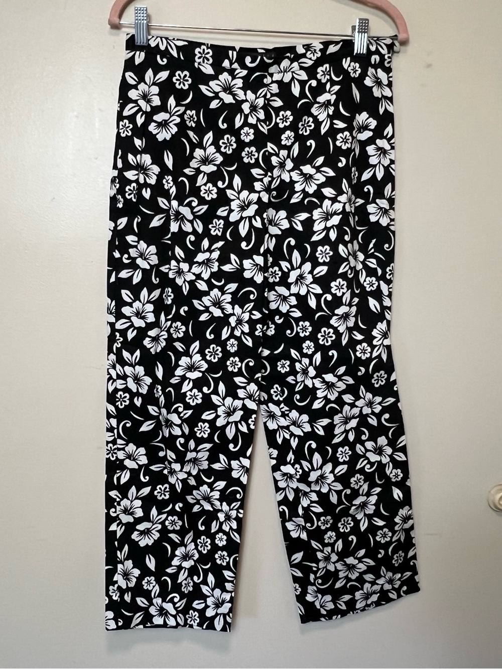 Van Heusen Black & White Floral Wide-Leg Capris. Size 8. NWT